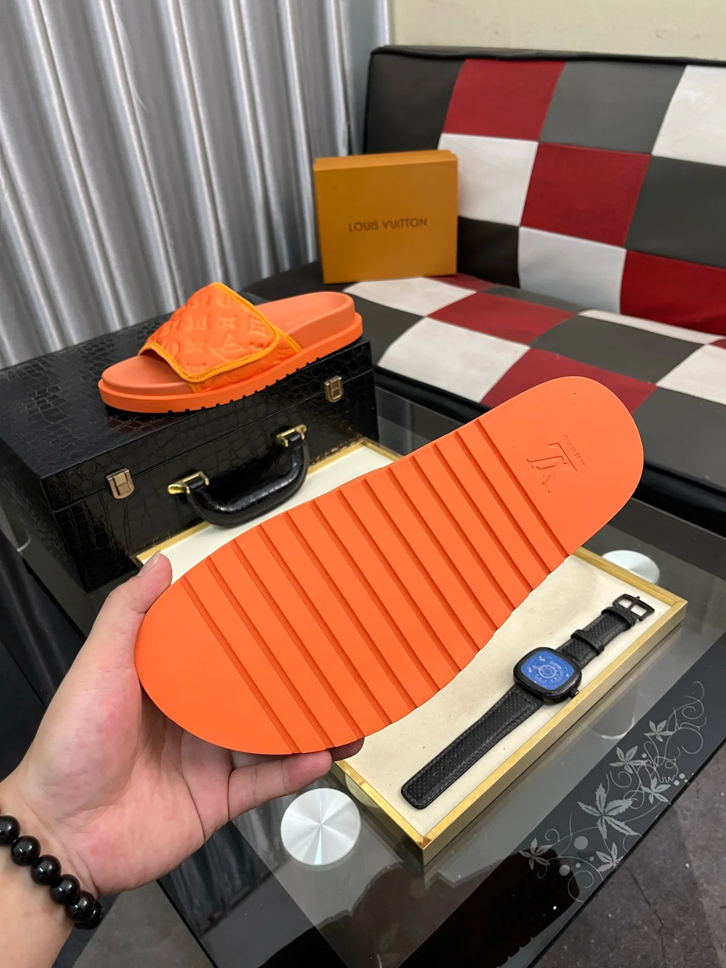 Men's men's shoes💰320⌚️⌚️[Louis Vuitton LV slippers] (high-end cowhide) counter 1:1 fashion style summer must-have! The designer used LV’s iconic outsole. The original simple slippers instantly become fashionable! The upper is made of flexible special cowhide leather straps alternately, and the workmanship is exquisite! A must-have for stylish men in summer, size 38-44